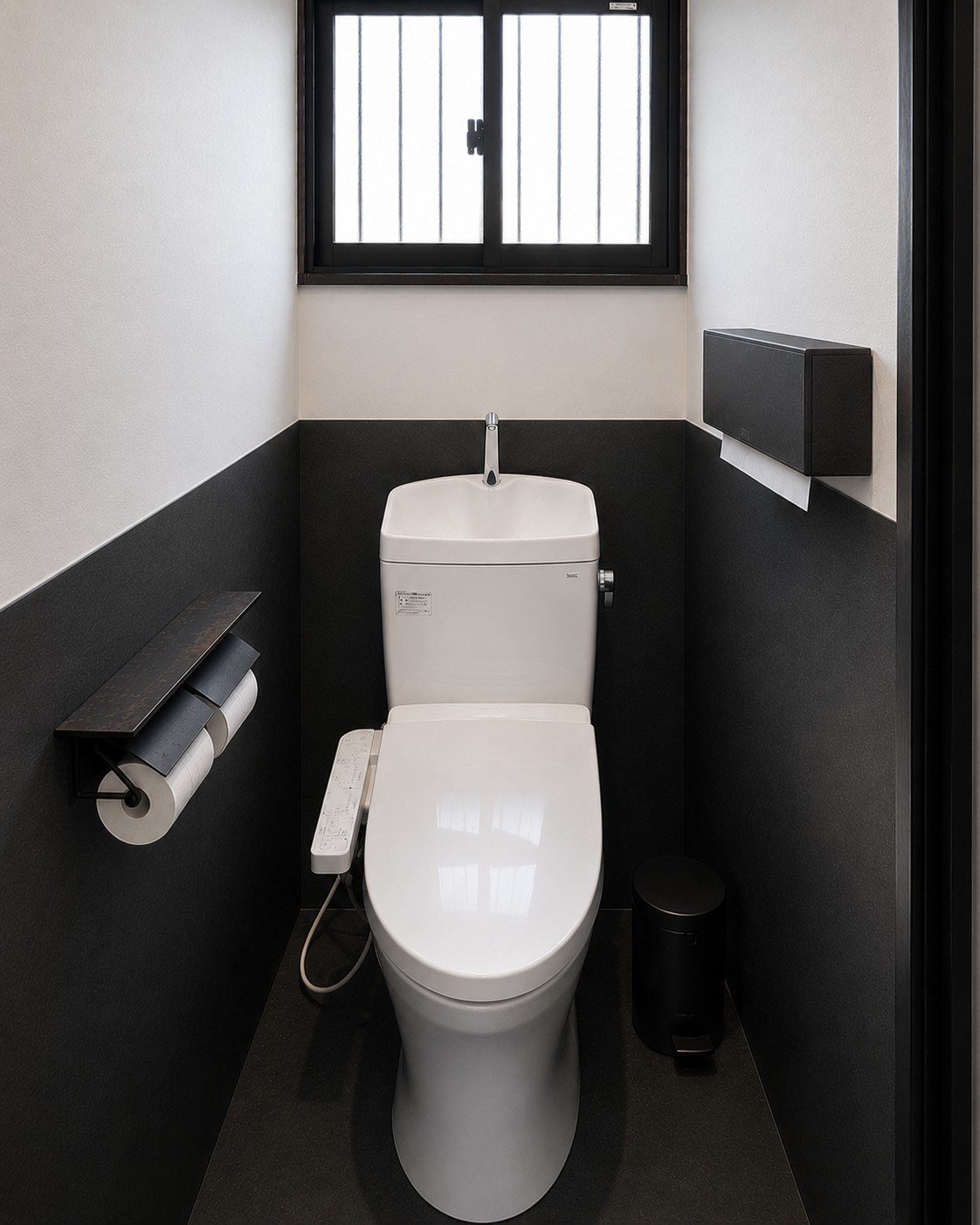 自然素材が映える、ブラックで魅せるトイレ空間 - リフォーム・アズマ